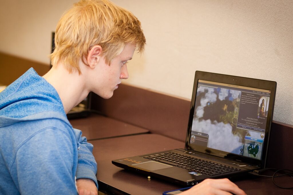 Jak zbudować więź z nastolatkiem, który ciągle jest online?